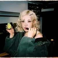 Intip gaya rambut Rose BLACKPINK yang khas Marilyn Monroe dengan look American Girl (@roses_are_rosie)