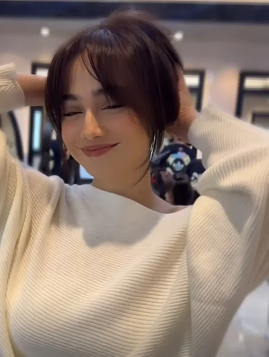 Semakin manis, gaya rambut baru Syifa Hadju ini juga memiliki poni panjang yang dibelah tengah. [Foto: Instagram/warisirwanteam]