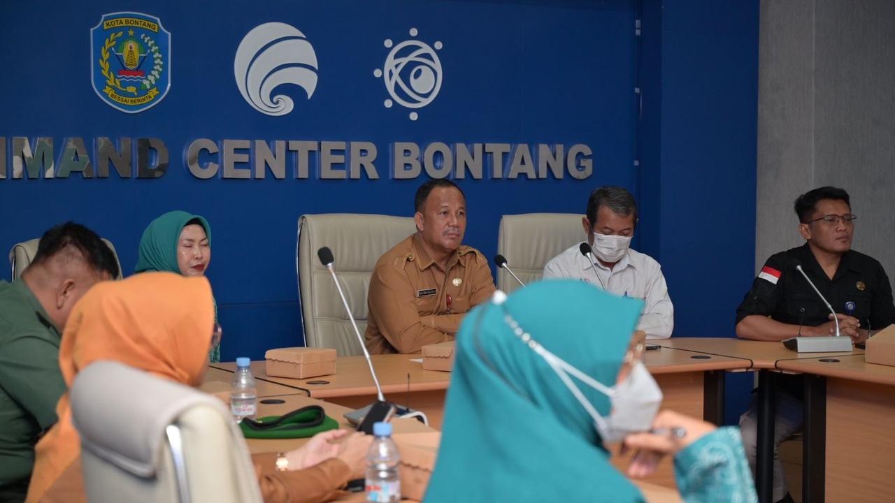 Wali Kota Bontan, Neni Moerniaeni memimpin rapat secara virtual dari Ruang Command Center untuk menekan angka stunting