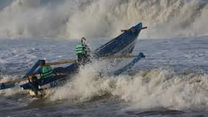 Gelombang Raksasa Mengancam Selatan Bali, Waspada!