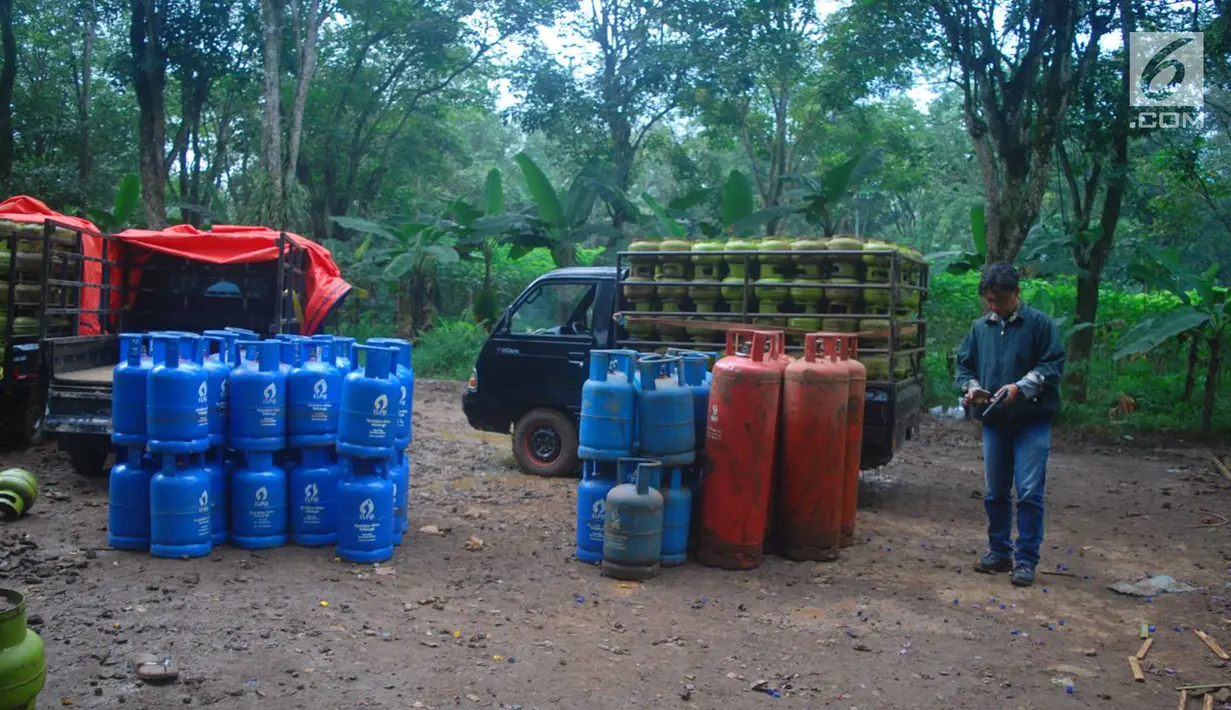 Barang bukti tumpukan tabung gas diamankan usai penggerebekan gas oplosan di hutan Rumpin, Kabupaten Bogor, Senin (19/2). Dari informasi yang diperoleh, oknum anggota TNI terlibat dalam pengoplosan gas tersebut. (Liputan6.com/Achmad Sudarno)