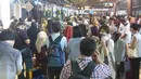 Penumpukan calon penumpang di Terminal 2 Bandara Soekarno Hatta akibat terjadinya kebakaran di Tangerang, (5/72015). Hingga kini penyebab terjadinya kebakaran tersebut belum diketahui dan masih dalam penyelidikan. (Twitter@GerryS)