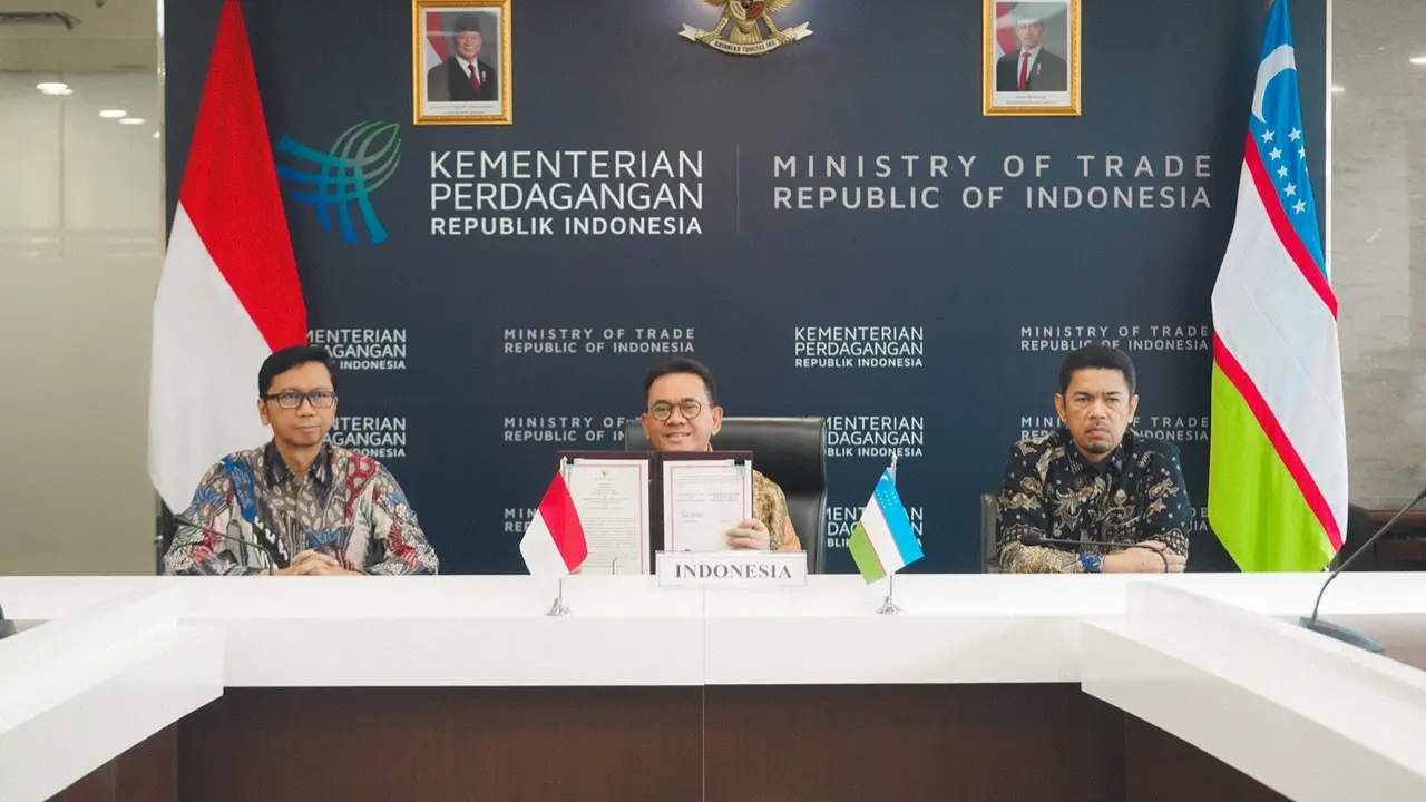 Persetujuan Kerja Sama Perdagangan dan Investasi  antara Menteri Perdagangan (Mendag) Budi Santoso dan Menteri Investasi, Industri, dan Perdagangan Uzbekistan Laziz Kudratov. (Dok Kemendag)