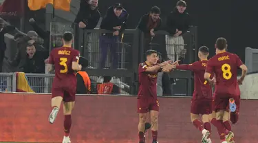 Penyerang AS Roma, Paulo Dybala (tengah) berselebrasi dengan rekan setimnya setelah mencetak gol ke gawang RB Salzburg pada laga leg kedua playoff Liga Europa 2022/2023 di Stadion Olimpico, Jumat (24/2/2023). Roma menang atas RB Salzburg dengan skor 2-0. (AP Photo/Alessandra Tarantino)