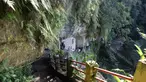 Sejumlah turis saat mengunjungi Kuil Tao di gua Gunung Yinhe di distrik Xindian, Kota Taipei Baru, Taiwan (29/12/2019). Kuil Tao ini menawarkan keindahan alamnya yang sejuk karena berada di pegunungan Yinhe di distrik Xindian di Kota Taipei Baru. (AFP Photo/Sam Yeh)