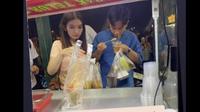 Sudah Jadi Wakil Presiden, Beredar Foto Gibran Rakabuming Raka Jajan Telur Gulung Bareng Selvi Ananda.&nbsp; foto: TikTok @nyonyahsann19N