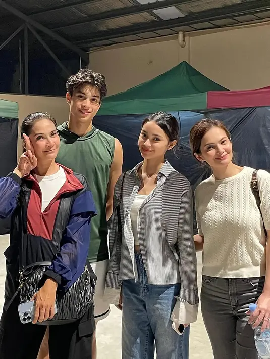 Tak hanya berdua, Cut Tari dan Maudy Koesnaedi juga turut hadir dalam momen tersebut. Keempatnya berfoto bersama dalam suasana santai dengan latar tenda yang mengindikasikan acara outdoor. Momen ini pun semakin memicu spekulasi netizen tentang hubungan kedua keluarga, terutama setelah banyak yang menyoroti chemistry Sydney dan Eddie.  (Liputan6.com/IG/@cuttaryofficial)