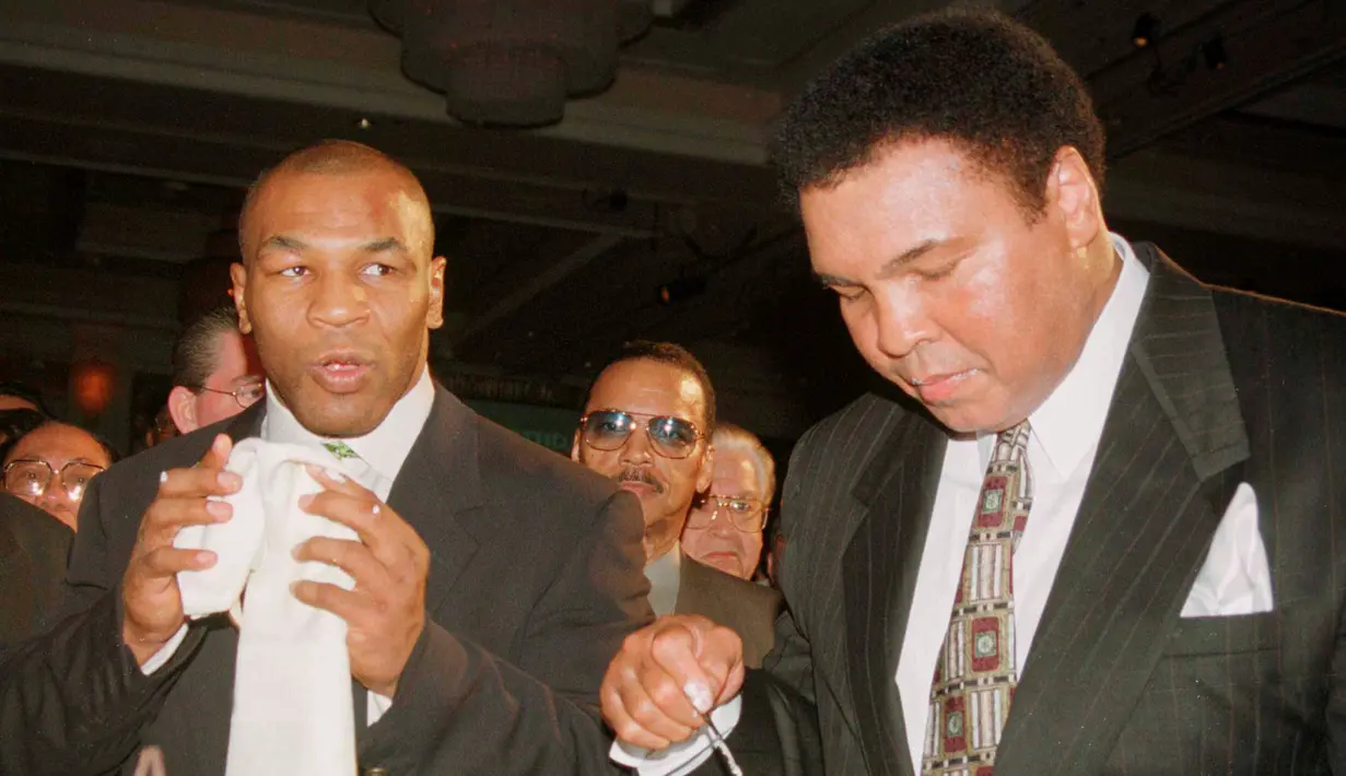 Mantan petinju, Muhammad Ali saat menghadiri acara ulang tahun bersama Mike Tyson di Las Vegas , Nevada, 7 Januari 1999. Ali hingga kini masih dianggap sebagai petinju kelas berat terhebat sepanjang sejarah. (REUTERS/Teddy Blackburn)