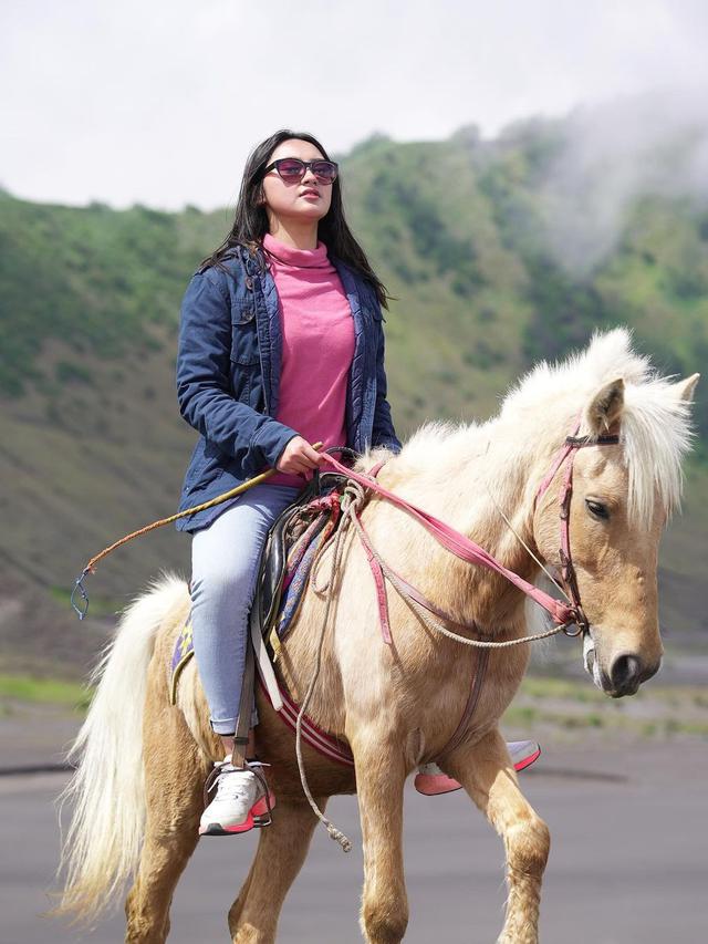 7 Potret Liburan Memes Prameswari di Bromo, Seru Berkuda di Lautan Pasir