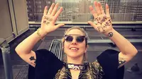 Pakai Makeup Tipis, Lady Gaga Pede Tampil Setengah Bugil