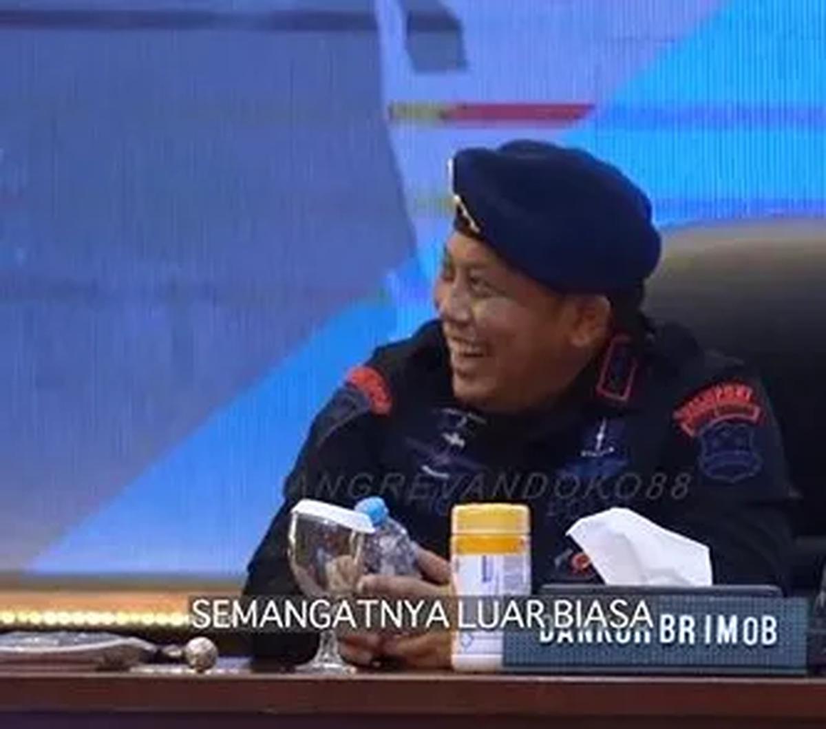 Sementara itu, Komjen Polisi Anang Revandoko tengah menjabat sebagai Komandan Korps Brimob Polri. Jenderal Bintang 3 Polri ini merupakan lulusan AKABRI tahun 1988 dan berpengalaman dalam bilang Brimob.<br>