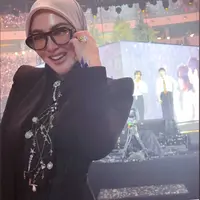 Syahrini Tampil Totalitas Saat Nonton Konser F4 di Jakarta. [@princessyahrini]