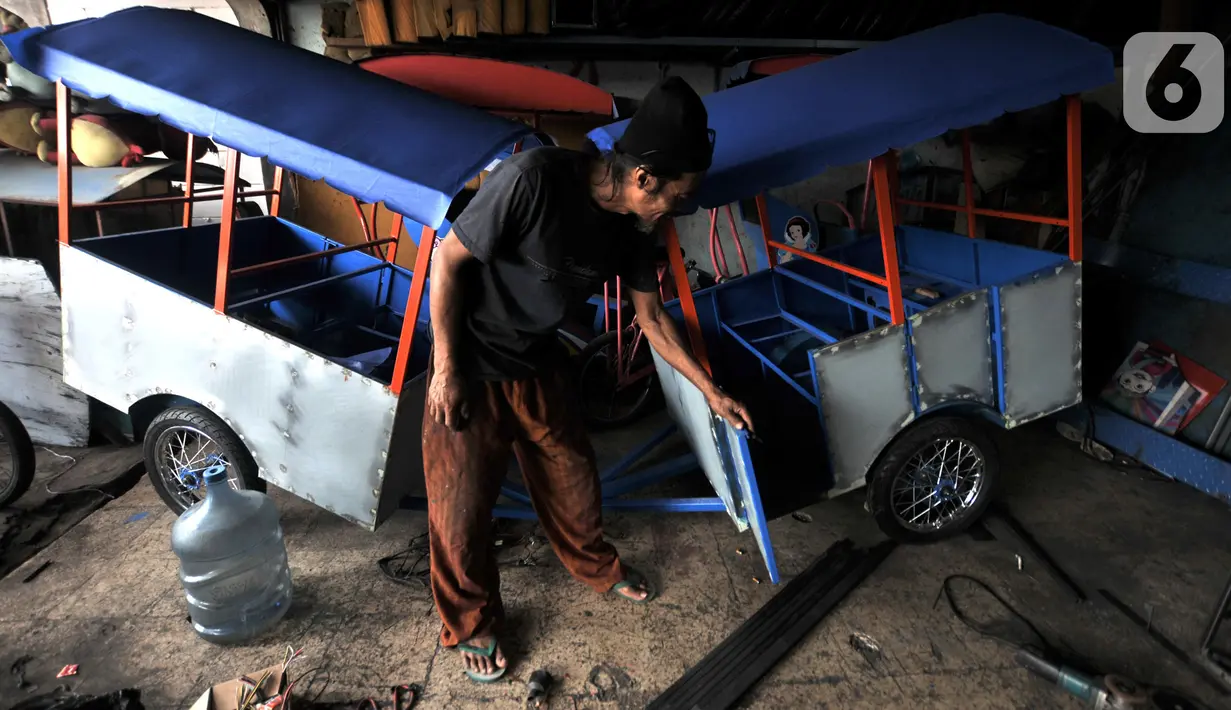 Asep menyelesaikan pembuatan odong-odong di Jakarta, Rabu (30/10/2019). Untuk pembuatan odong-odong jenis kereta mini, Asep mampu menyelesaikan dalam waktu 1 bulan yang dijual dengan harga kisaran Rp 25 juta (3 rangkaian) dan telah menembus pasar hingga luar Jawa. (merdeka.com/Iqbal S. Nugroho)
