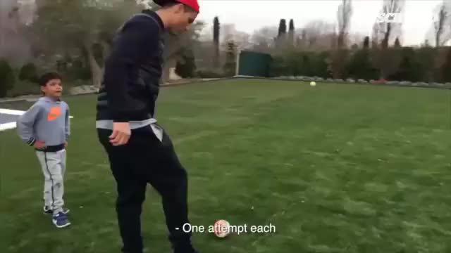 Cristiano Ronaldo dan anaknya menghabiskan waktu bersantai di pekarangan rumah dengan melakukan mengajarkan cara mencetak gol melalui tendangan bebas yang baik.
