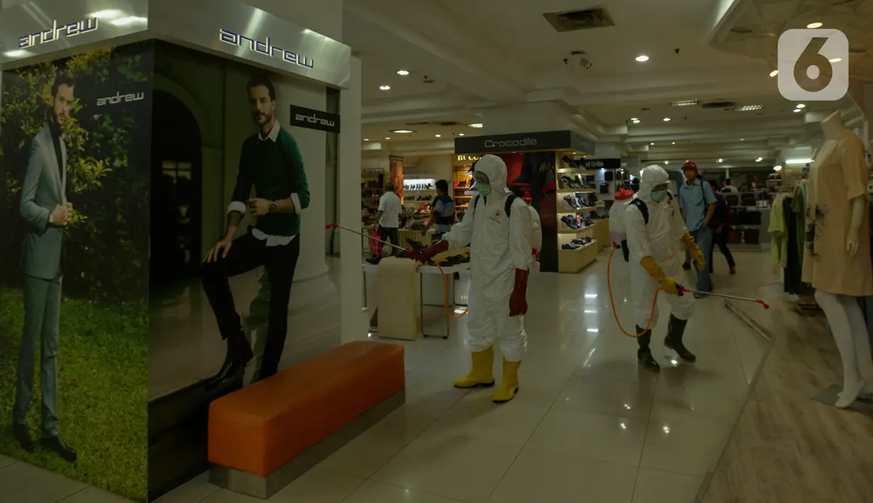 Petugas PMI melakukan penyemprotan cairan disinfektan di pusat perbelanjaan Sarinah, Jakarta Pusat, Selasa (17/3/2020). PMI melakukan penyemprotan disinfektan di sejumlah tempat seperti pasar, perkantoran, terminal dan tempat ibadah untuk mencegah penyebaran COVID-19.  (merdeka.com/Imam Buhori)