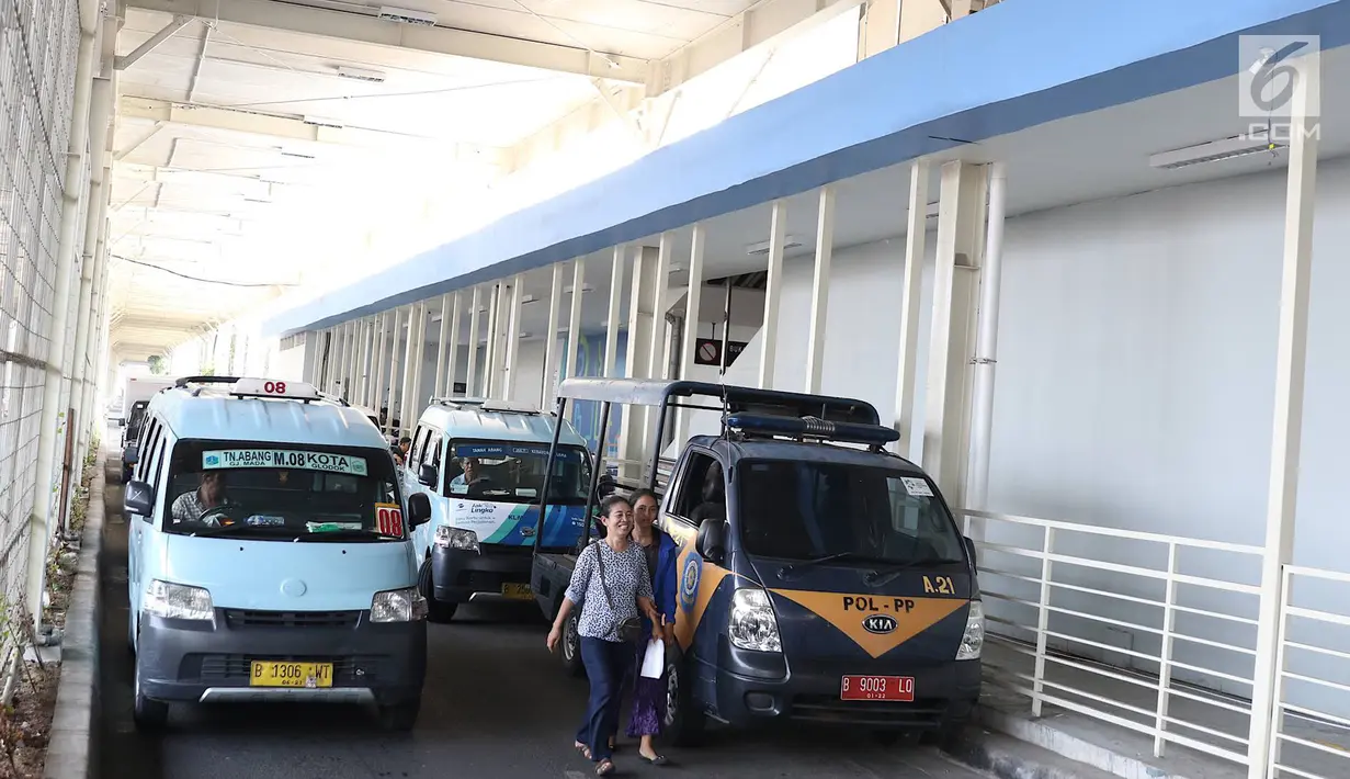 Personel Satpol PP berjaga di bawah skybridge Tanah Abang, Jakarta, Selasa (8/1). Penjagaan tersebut dilakukan untuk mencegah PKL yang berjualan di sekitar Stasiun Tanah Abang. (Liputan6.com/Immanuel Antonius)