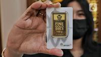 Pramuniaga memperlihatkan emas batangan yang dijual di Galeri 24 Pegadaian, Jakarta, Rabu (27/7/2022). Dalam sepekan, harga emas masih menguat 1,5 persen secara point to point. Dalam sebulan, harga emas sudah amblas 5,5 persen sementara dalam setahun merosot 4,3 persen. (Liputan6.com/Angga Yuniar)
