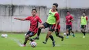 <p>Pemain Persija Jakarta, Ilham Rio Fahmi mengontrol bola saat latihan perdana yang berlangsung di Nirwana Park, Bojongsari, Sawangan, Sabtu (29/06/2024). (Bola.com/Bagaskara Lazuardi)</p>