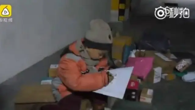 Bocah tujuh tahun asal China berjuluk Little Li yang bekerja sebagai delivery boy