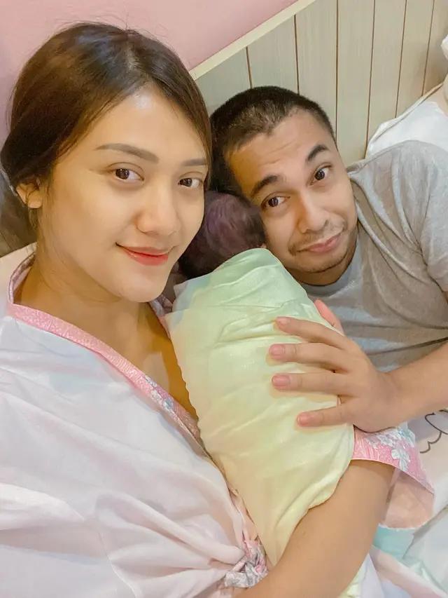 [Fimela] Istri Raditya Dika Melahirkan Anak Kedua