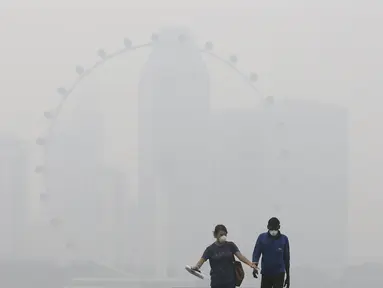 Kebakaran hutan yang terjadi di Riau menyebabkan Singapura terkena kabut asap, Selasa (29/9/2015). Badan Lingkungan Hidup Nasional Singapura meningkatkan level kabut asap menjadi sangat tidak sehat (REUTERS/Edgar Su)