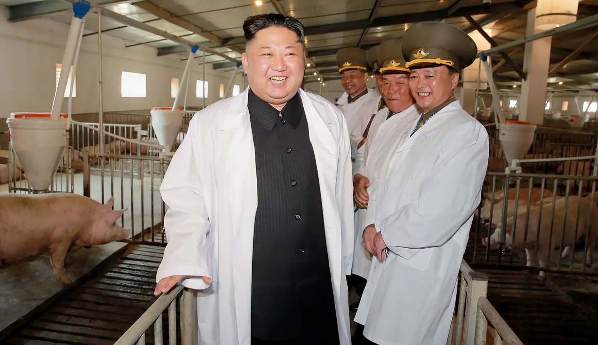 Senyum Pemimpin Korea Utara Kim Jong Un saat mengunjungi Peternakan Babi Thaechon di Korea Utara, 23 April 2017. (AFP /Foto/KCNA VIA KNS/Str)