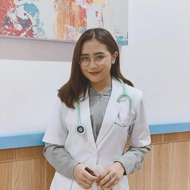 Potret 6 Artis Pakai Jas Putih saat Syuting, Bak Dokter Sungguhan