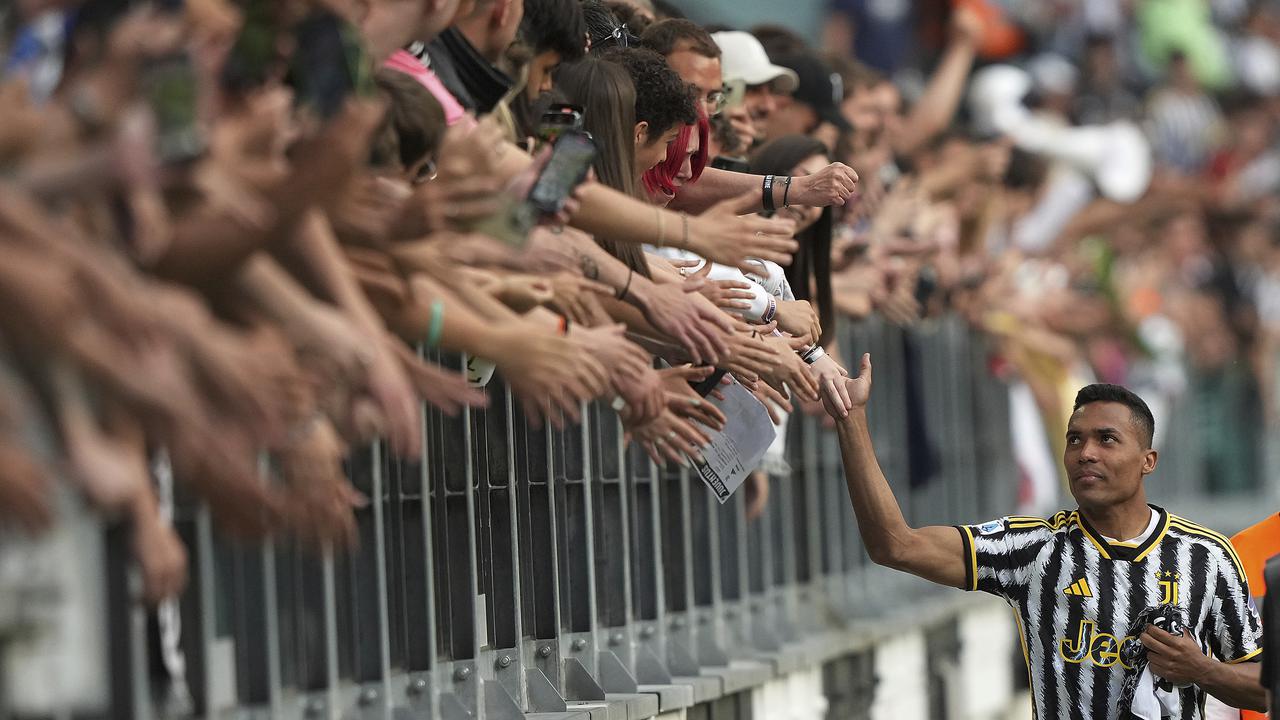 Alex Sandro menyampaikan salam perpisahan untuk fans Juventus