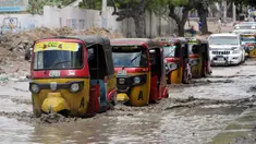Sejumlah tuktuk melewati jalan yang banjir setelah hujan lebat di Mogadishu, Somalia, Senin (13/11/2023). Sejak Oktober, banjir yang disebabkan oleh hujan deras telah menyebabkan hampir setengah juta orang mengungsi dan mengganggu kehidupan lebih dari 1,2 juta orang, serta menyebabkan kerusakan parah pada infrastruktur sipil terutama di wilayah Gedo di Somalia selatan, kata para pejabat. (AP Photo/Farah Abdi Warsameh)