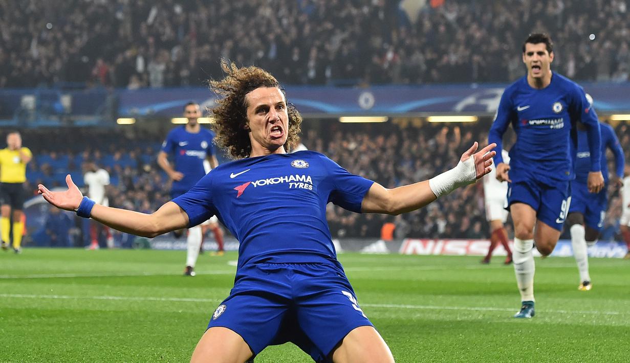 Musim 2018/19 tempat itu kembali dipelukan David Luiz. Kepercayaan Sarri mampu dibayar lunas dengan penampilan memukau bek timnas Brazil tersebut. (AFP/Glyn Kirk)