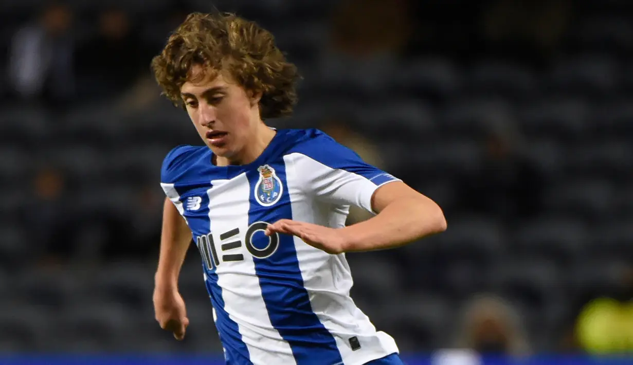 2. Fabio Silva (40 juta euro) - Wolverhampton resmi mendatangkan pemain berusia 18 tahun ini dari Porto pada bursa transfer musim panas. Wolverhampton menggelontorkan dana 40 juta euro untuk mendapatkan tanda tangan Fabio Silva. (AFP/Miguel Riopa)