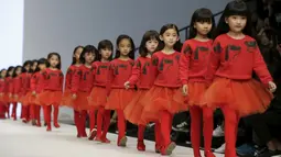 Sejumlah anak saat membawakan busana koleksi M.latin di Cina Fashion Week S/S 2016 di Beijing, Cina, Rabu (28/10/2015) . Acara ini terdiri dari fashion show, kontes profesional, pameran, forum fashion dll. (REUTERS/Jason Lee)