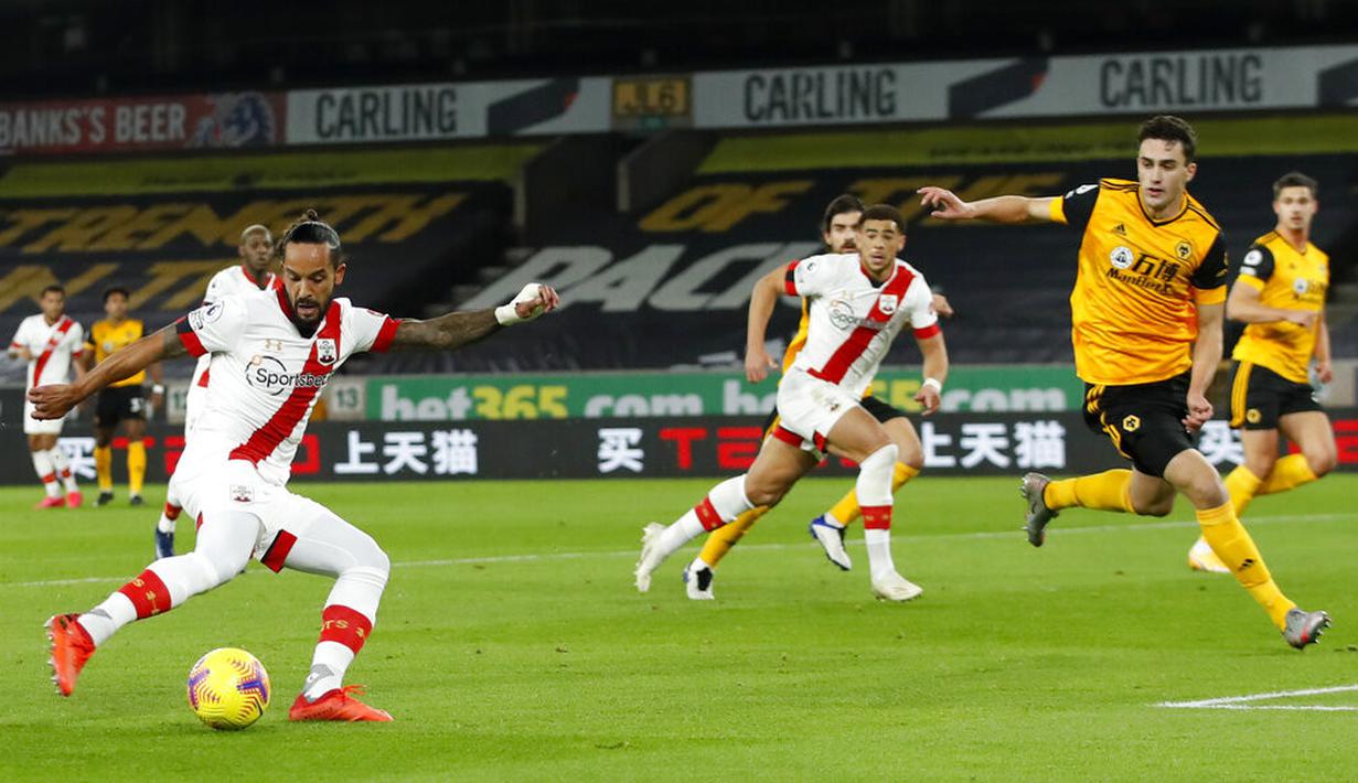 Pemain Southampton Theo Walcott (kiri) mencoba melakukan tendangan ke gawang Wolverhampton Wanderers pada pertandingan Liga Primer Inggris di Molineux Stadium, Wolverhampton, Inggris, Senin (23/11/2020). Pertandingan berakhir 1-1. (Andrew Boyers, Pool via AP)