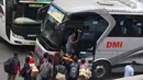 Calon pemudik menaiki bus yang diberangkatkan dari Terminal Kampung Rambutan, Jakarta, Jumat (8/6). Diperkirakan puncak arus mudik terjadi pada H-3 Lebaran. (Liputan6.com/Immanuel Antonius)