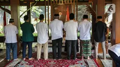 Suasana rumah duka mantan Wakil Ketua DPRD DKI Jakarta Mohamad Taufik di Pendopo Wisma Garuda, Jalan SD Lama, Pondok Ranggon, Jakarta Timur, Kamis (4/5/2023). (Liputan6.com/Faizal Fanani)