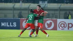 Pemain Timnas Indonesia, Elkan Baggot dijaga ketat pemain Bangladesh pada laga uji coba FIFA Matchday antara Timnas Indonesia menghadapi Bangladesh di Stadion Si Jalak Harupat, Bandung, Rabu (1/6/2022) malam WIB. (Bola.com/M. Iqbal Ichsan)