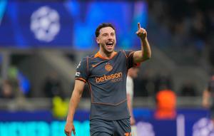 Pemain Inter Milan, Carlos Augusto, setelah mencetak gol kedua timnya dalam pertandingan Liga Champions antara Inter Milan dan Kairat Almaty di Milan, Italia, 6 November 2025. (AP Photo/Luca Bruno)