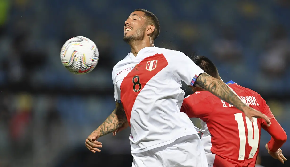 Gelandang timnas Peru, Sergio Pena dan bek Paraguay, Santiago Arzamendia berebut bola pada perempat final Copa America 2021 di Estadio Olimpico Pedro Ludovico, Brasil, Sabtu (3/7/2021) dini hari WIB. Peru mengalahkan Paraguay dalam drama adu penalti dengan skor 4-3. (DOUGLAS MAGNO / AFP)