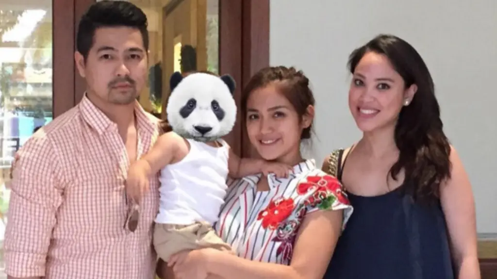 Jessica Iskandar dikritik karena tutupi wajah El Barack Alexander dengan wajah Panda [foto: instagram/jedarcantik]