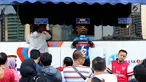 Warga membayar pajak kendaraan bermotor di samsat keliling di car free day, Jakarta, Minggu (27/8). Layanan pembayaran pajak Surat Tanda Nomor Kendaraan (STNK) bisa dilakukan tanpa membawa salinan atau BPKB. (Liputan6.com/Angga Yuniar)