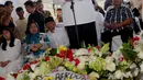 Presiden ke-6 Susilo Bambang Yudhoyono (SBY) memberikan sambutan saat prosesi pemakaman ibundanya, Siti Habibah di TPU Tanah Kusir, Jakarta, Sabtu (31/8/2019). Ibunda SBY, almarhumah Siti Habibah meninggal pada Jumat (30/8/2019) pukul 19.21 WIB. (merdeka.com/magang/Ahmad Sujana)