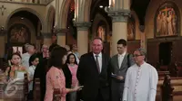 Menteri Pertanian dan Sumber Daya Air Australia, Barnaby Joyce (tengah) saat mendengarkan penjelasan tentang sejarah Gereja Katedral di Jakarta, Rabu (7/10). Joyce melawat ke gereja itu bersama Dubes Australia, Paul Grigson. (Liputan6.com/Angga Yuniar)