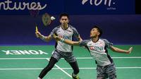 Pebulu tangkis ganda putra Indonesia, Fajar Alfian/Muhammad Rian Ardianto saat bertanding melawan ganda putra Malaysia, Goh Sze Fei/Nur Izzuddin pada babak 32 besar Turnamen Bulu Tangkis East Ventures Indonesia Open 2022 di Istora Senayan, Jakarta, Rabu (15/6/2022). Fajar/Rian menang dua game langsung 21-19, 21-14. (Bola.com/Bagaskara Lazuardi)