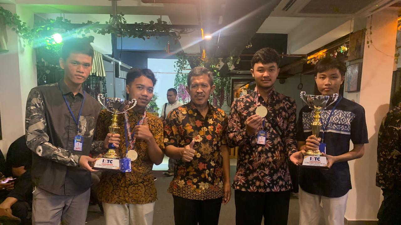 Siswa Madrasah Aliyah Negeri (MAN) 2 Banyumas, Jawa Tengah menjuarai kompetisi robot internasional (WRP) 2022 di Malaysia. (Foto: Kemenag/Liputan6.com)