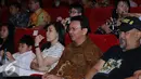 Gubernur DKI Jakarta Basuki T Purnama alias Ahok bersama istri saat menyaksikan film Comic 8 di Djakarta Theatre, Jakarta, Jumat (18/3). Film yang disutradarai Anggy Umbara ini meraih penghargaan Poster Film Terbaik. (Liputan6.com/Herman Zakharia)