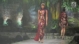 Model berjalan di atas catwalk mebawakan rancangan karya Sebastian Gunawan di peragaan busana Aqua Reflections x Sebastian Gunawan di Jakarta, Senin (5/2). (Liputan6.com/Herman Zakharia)
