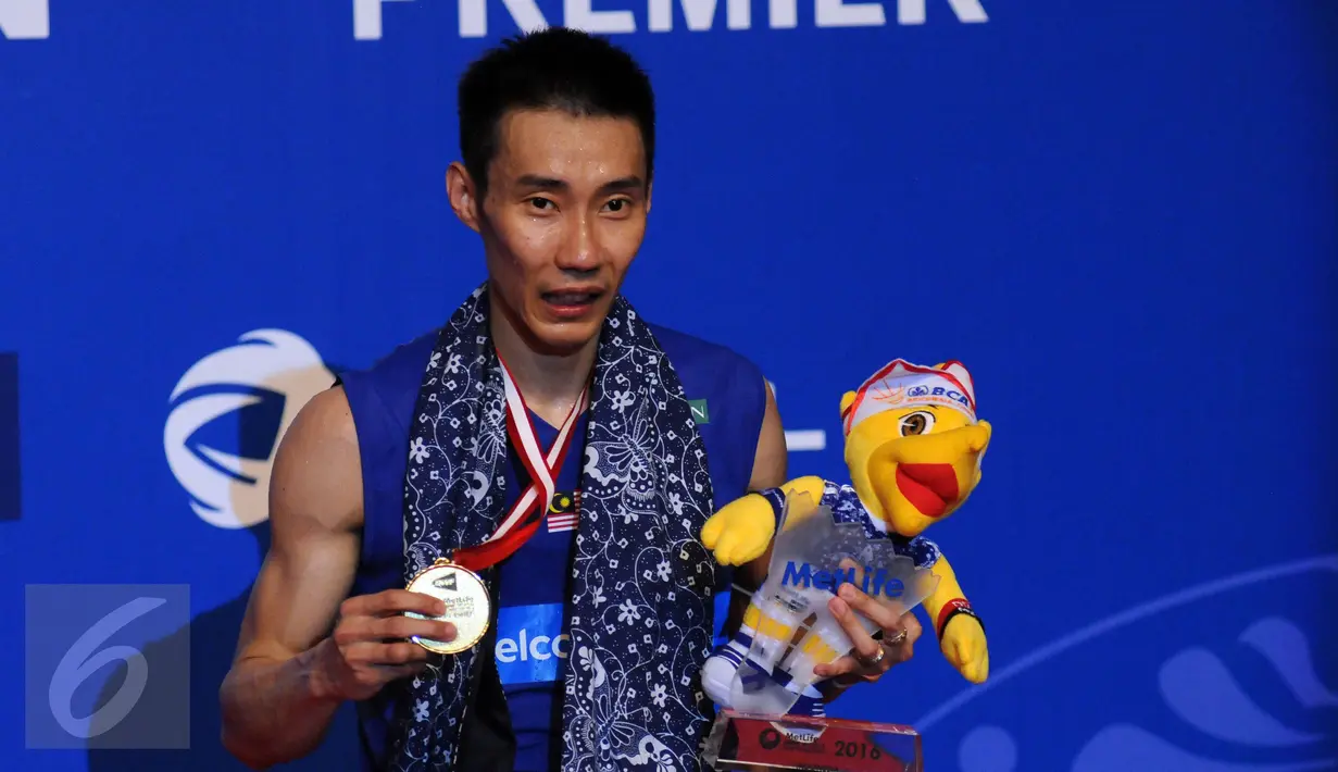 Tunggal putra Malaysia, Lee Chong Wei memegang medali usai menumbangkan Jan O Jorgensen (Denmark) di final BCA Indonesia Open 2016, Jakarta, Minggu (5/6/2016). Lee Chong Wei unggul 17-21, 21-19, 21-17. (Liputan6.com/Helmi Fithriansyah)