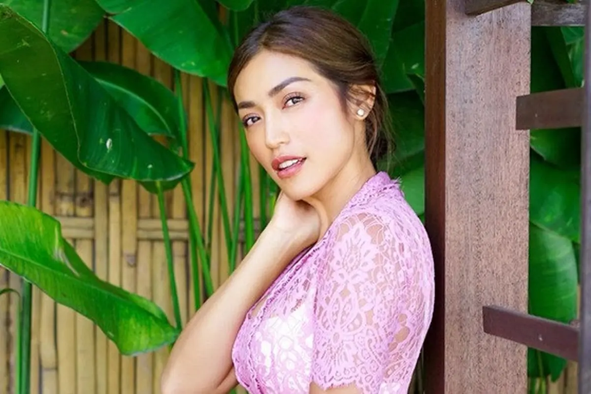 6 Potret Jessica Iskandar saat Lakukan Ritual Melukat, Penuh Khidmat
