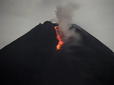Gunung Merapi mengeluarkan lava pijar yang teramati dari Yogyakarta (7/1/2021). Pusat Vulkanologi Mitigasi dan Bencana Geologi (PVMBG) Badan Geologi Kementerian ESDM mencatat sebanyak 19 kali guguran lava pijar dari Gunung Merapi di daerah istimewa Yogyakarta dan Jawa Tengah. (AFP/Agung Supriyanto)