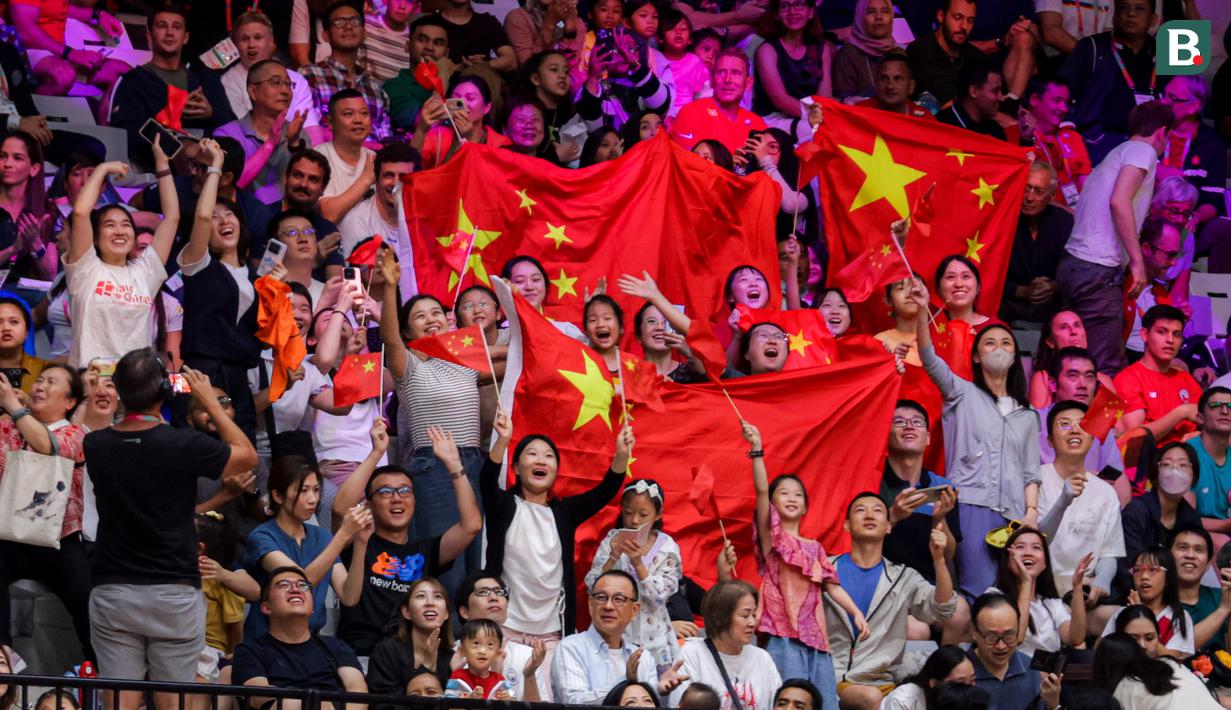 Pendukung China memberikan dukungan kepada atletnya saat final aparatus Kejuaraan Dunia Gimnastik 2025 di Indonesia Arena, Senayan, Jakarta, Sabtu (25/10/2025). (Bola.com/Bagaskara Lazuardi)